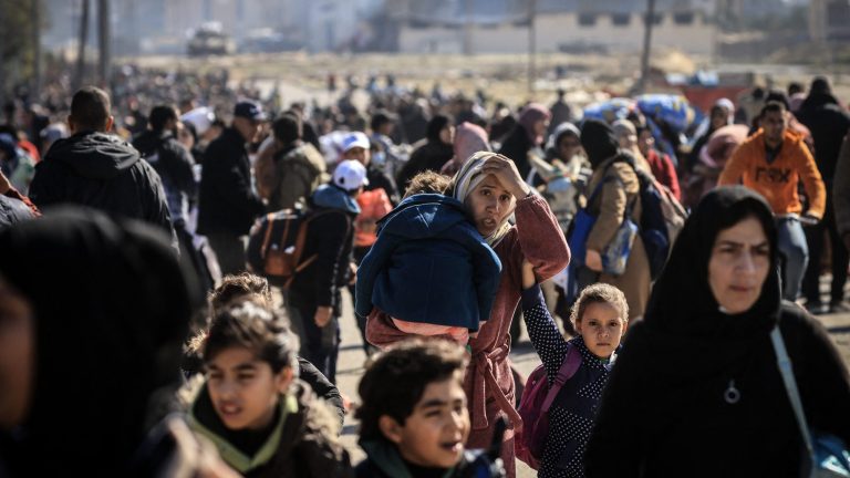 Des civils fuient Khan Younès vers des zones plus au sud dans la Bande de Gaza par, le 26 janvier 2024.